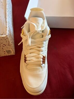 Jordan retro 4 Women’s Athletic Shoes in Cream with Gold Accents